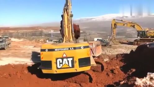 看Cat 365C挖掘机作业视频，我才发现原来挖土也能这么带劲